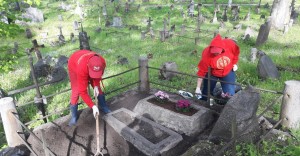Bezinteresowna pomoc studentów wileńskiej filii UwB: w odpowiedzi na list z Polski uporządkowali groby na Starej Rossie